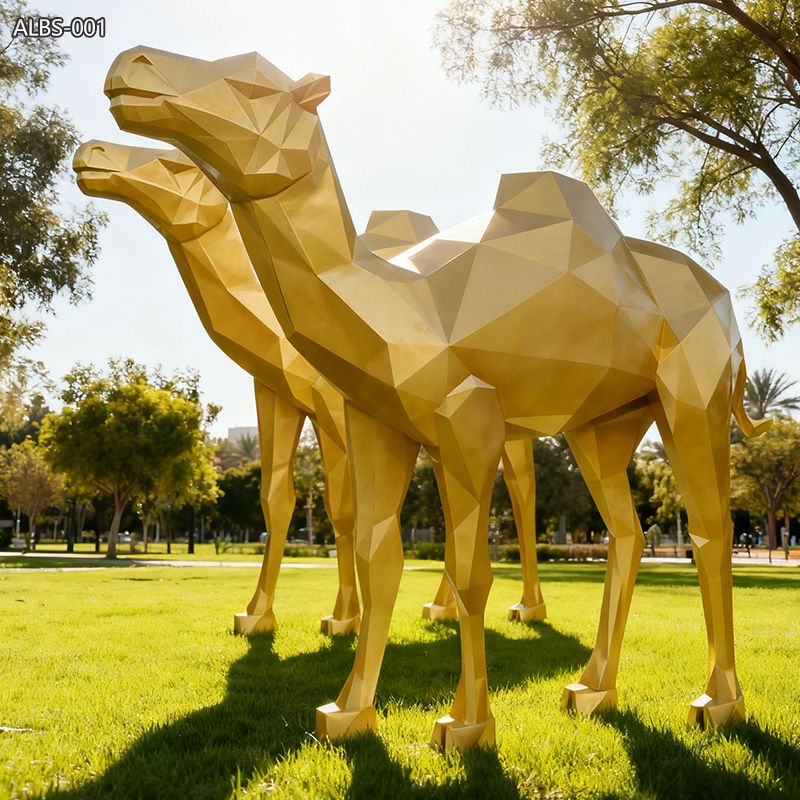 تمثال جمل هندسي ذهبي للحديقة