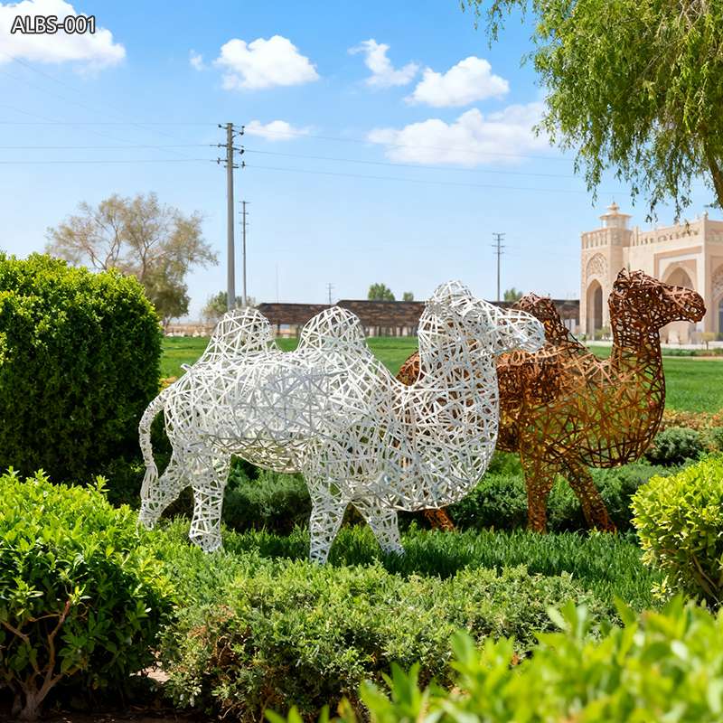 منحوتات الجمل المصنوعة من الأسلاك المعدنية الذهبية