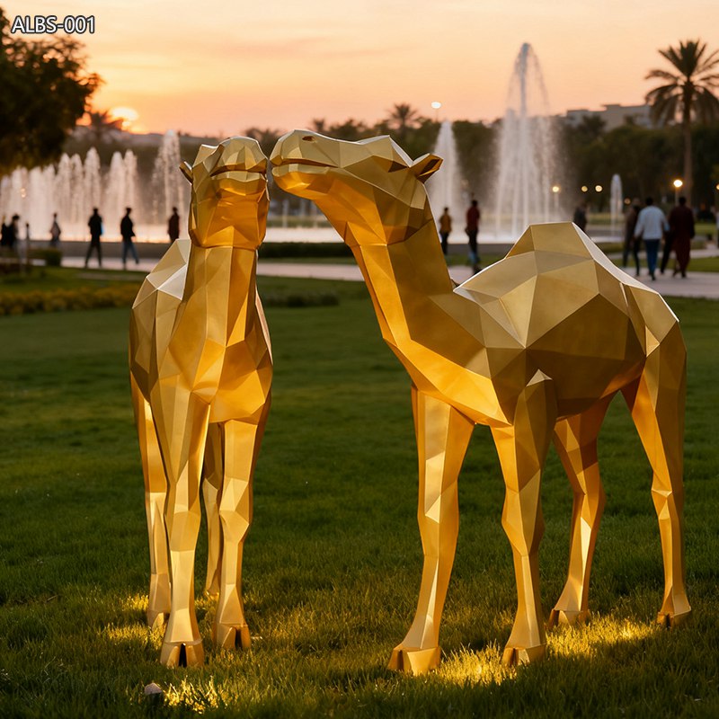 منحوتات الجمل الهندسية الذهبية