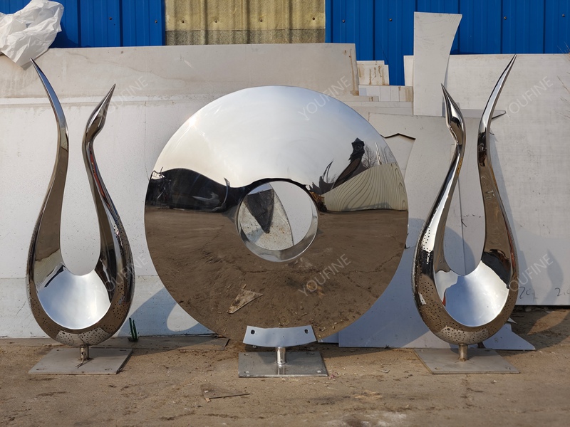 منحوتة دائرية حديثة من الفولاذ المقاوم للصدأ