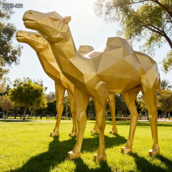 تمثال جمل هندسي ذهبي للحديقة